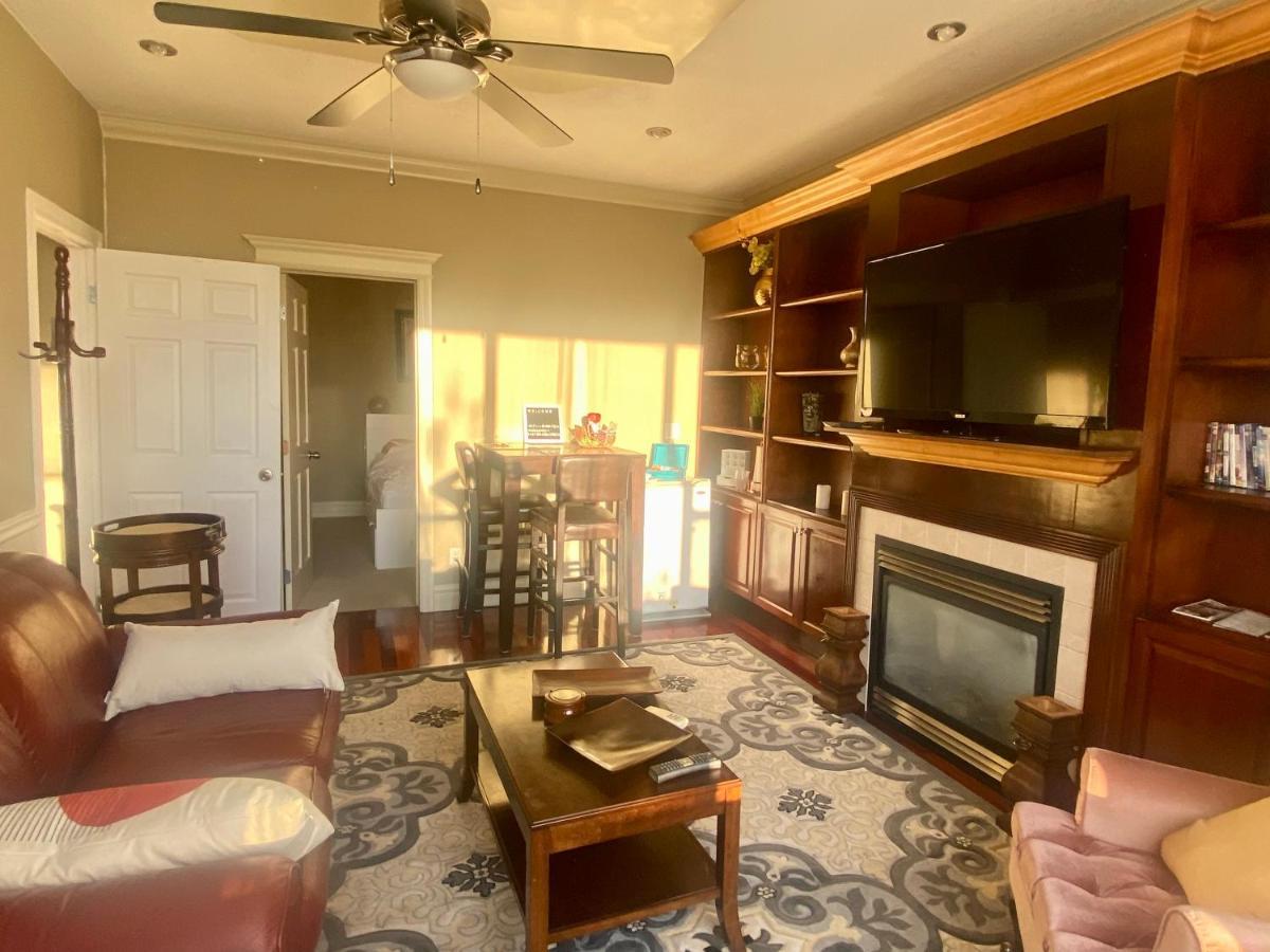 Royal Highland Livingroom Bedroom Homestay Calgary